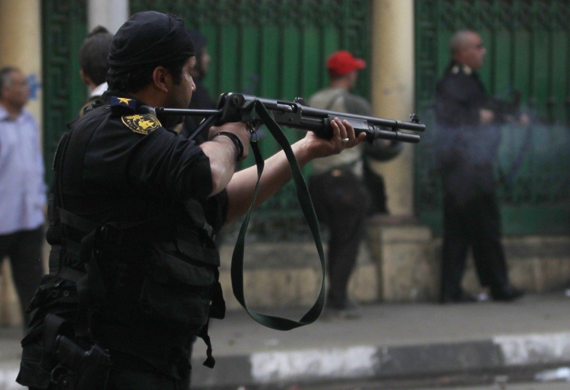 La polizia attacca, almeno 30 morti al Cairo