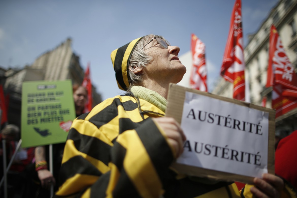 Bandiere rosse contro l’austérité a Parigi