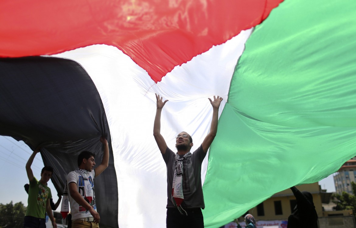 Solidarietà alla Palestina, 98 premi Nobel, artisti e intellettuali chiedono un immediato embargo militare ad Israele