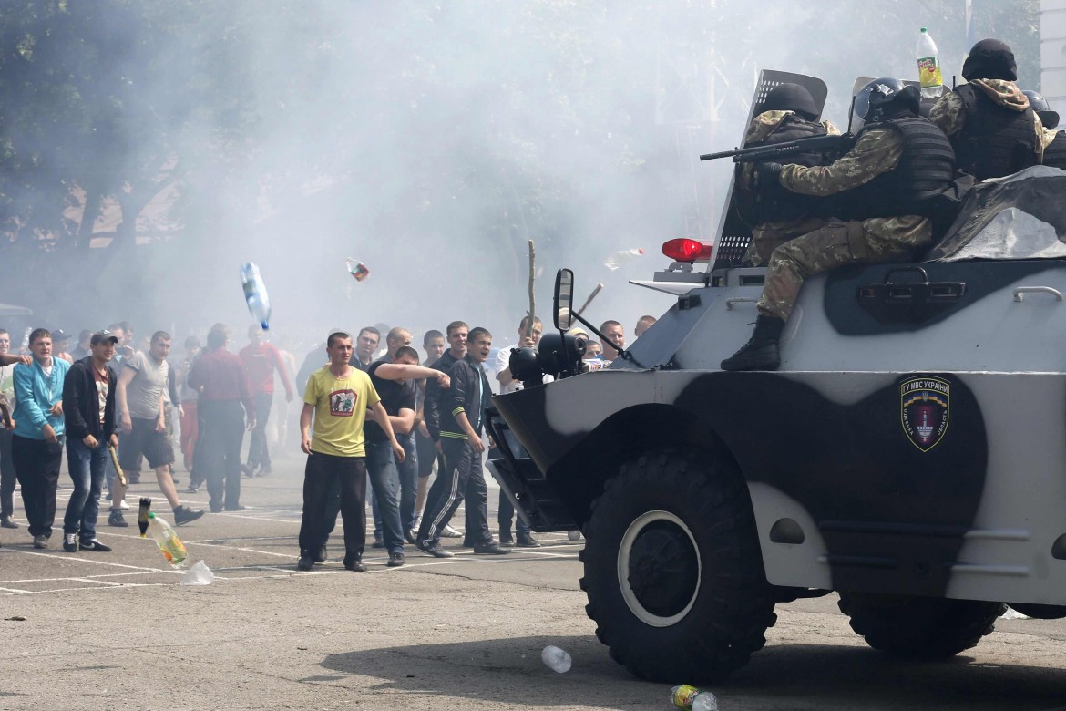 Kiev prova a smarcarsi dai neonazi e propone un piano di pace a est