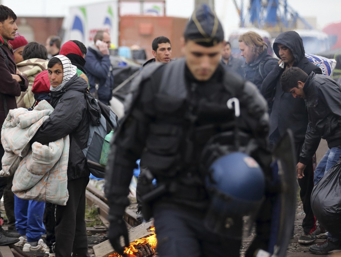 Calais: evacuazione “sanitaria” di migranti