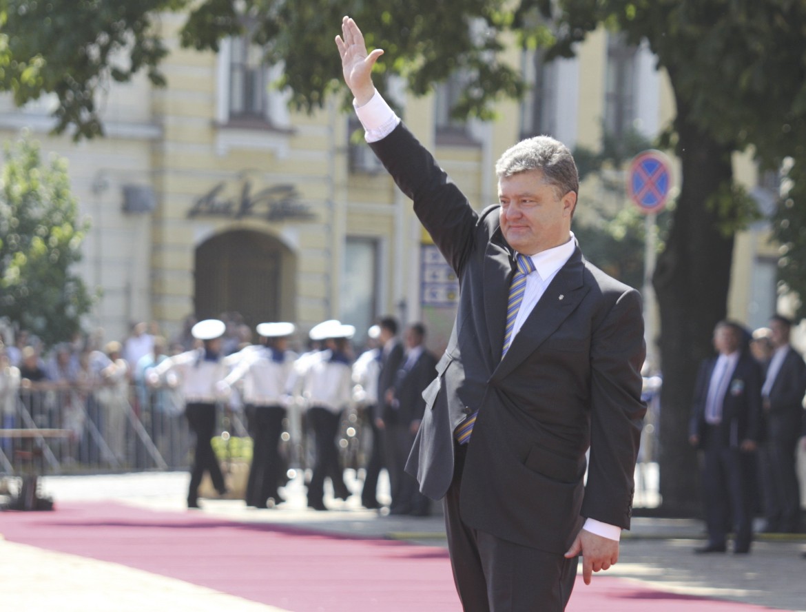Ucraina, Poroshenko non molla la tv, critiche dell’Osce