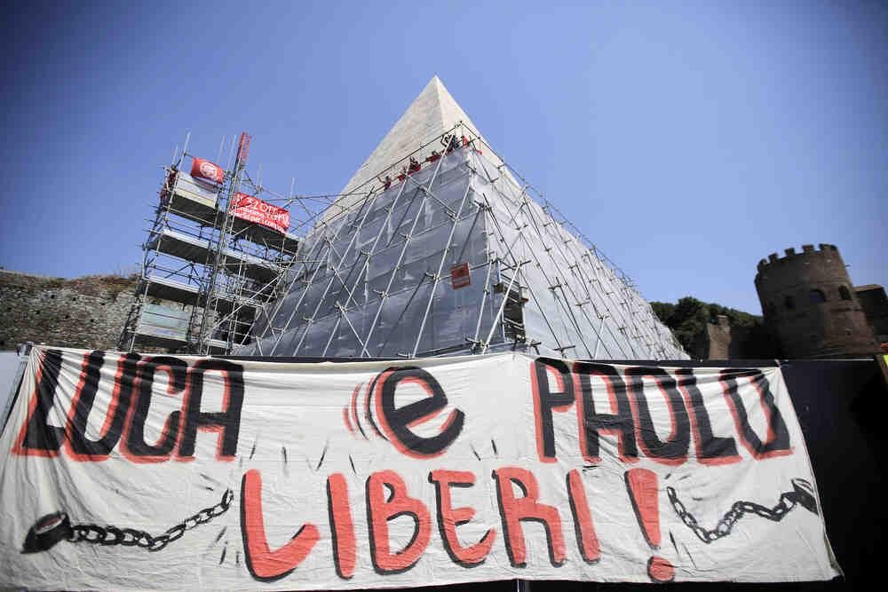 Casa, i movimenti occupano la piramide Cestia: “Vogliamo il corteo”