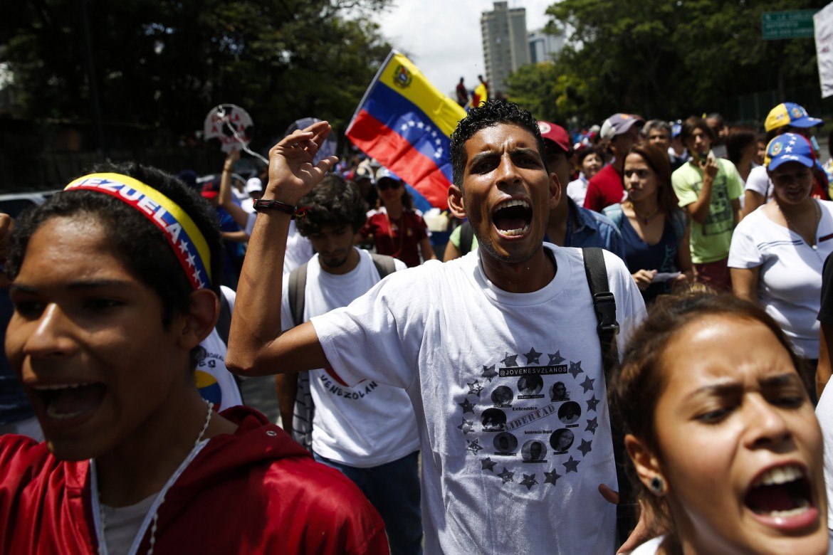 Venezuela, destra e sinistra in piazza per i 203 anni di indipendenza