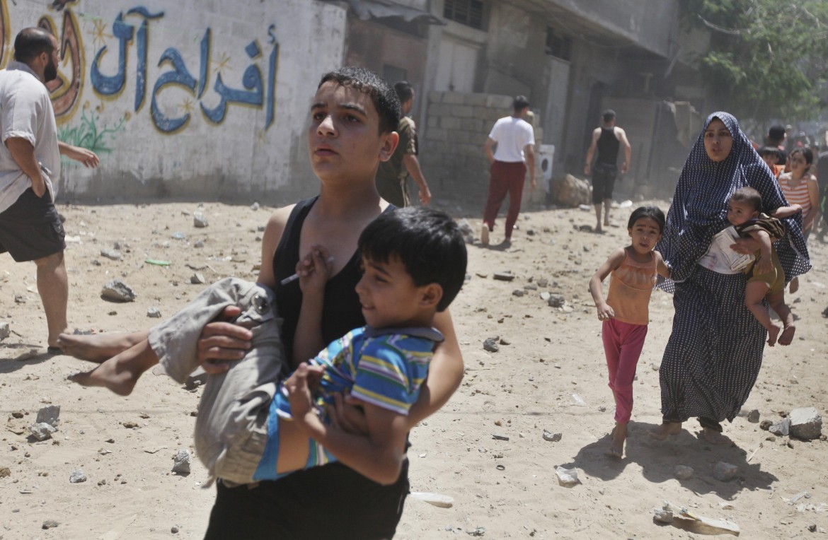 Il terrore di Gaza sotto i raid aerei