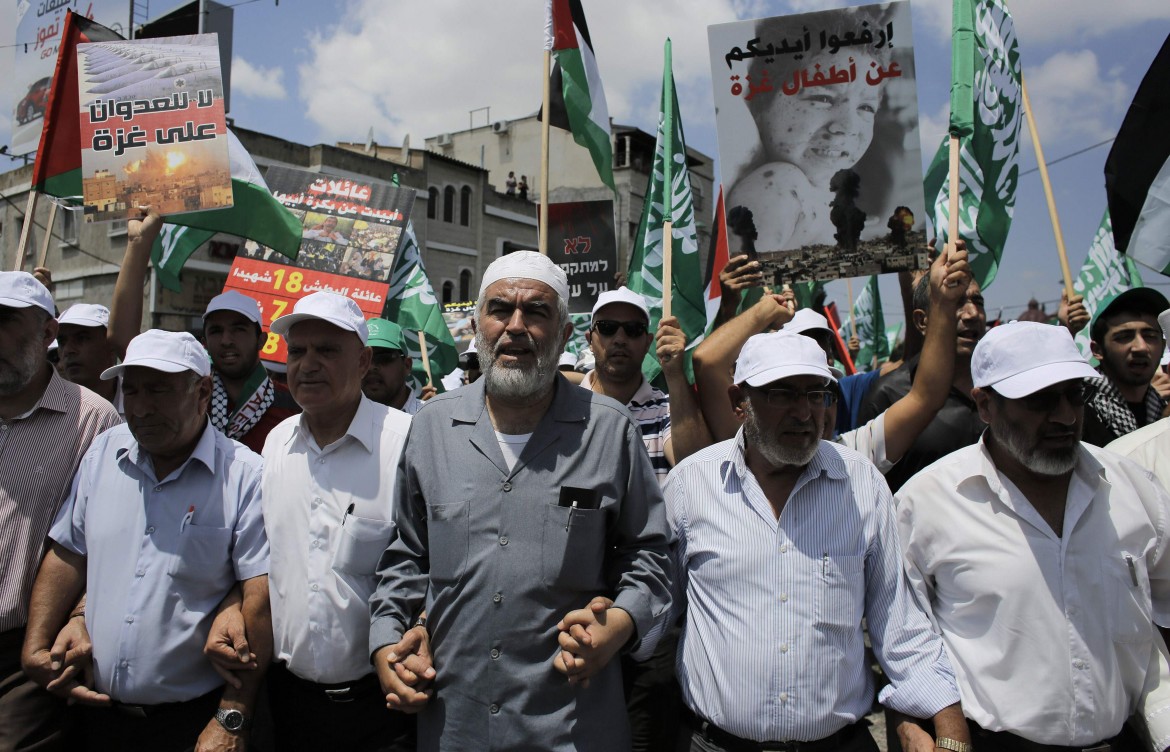 L’Egitto chiude le porte a Hamas. Bloccato il convoglio umanitario