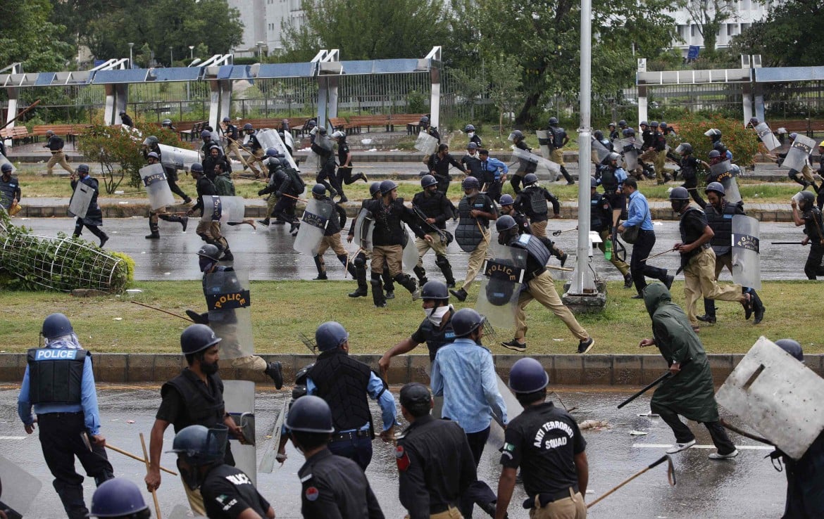Pakistan: scontri in piazza contro il premier Sharif