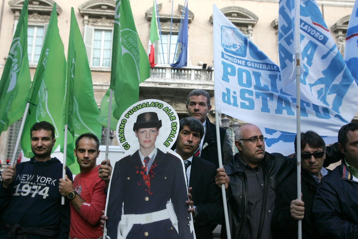 “Basta Renzi, le forze dell’ordine scioperano”