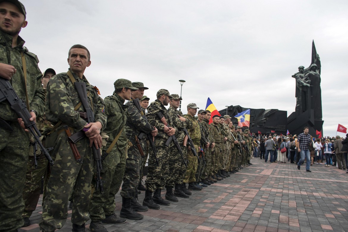 In Ucraina Mariupol minaccia la tregua, la Ue rinvia le sanzioni