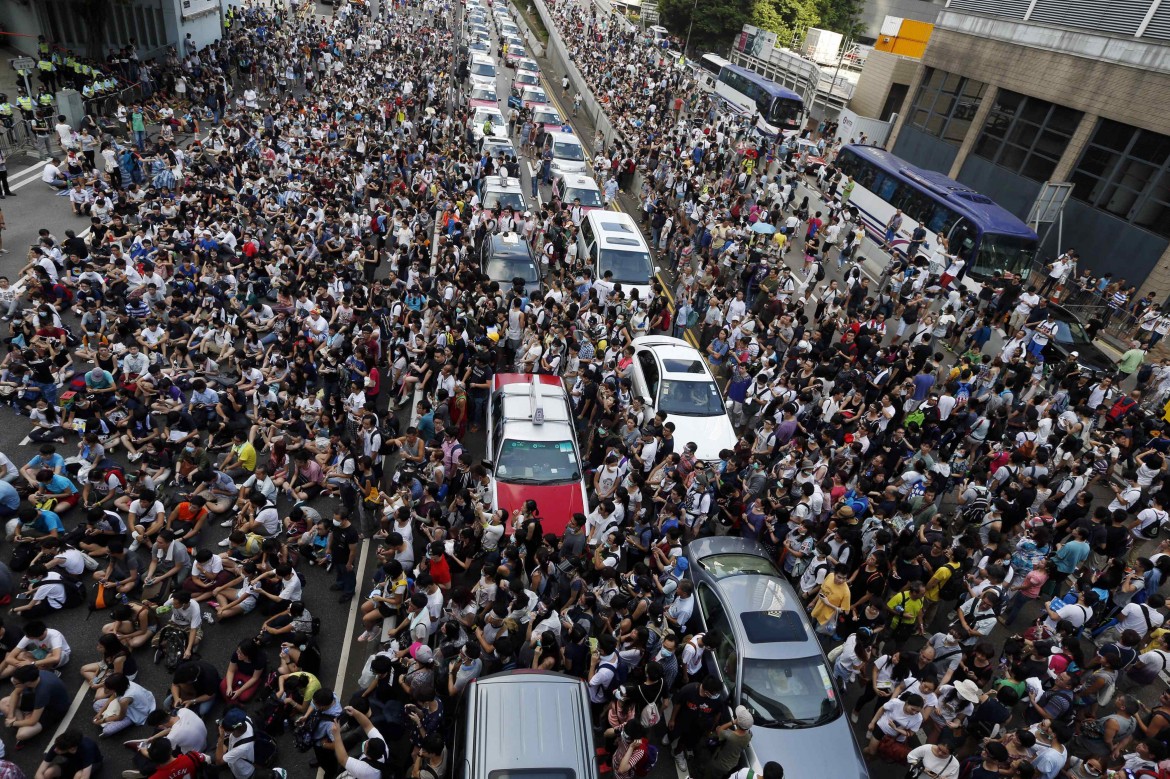 A Hong Kong gli studenti tornano in piazza. Pechino: a rischio la stabilità