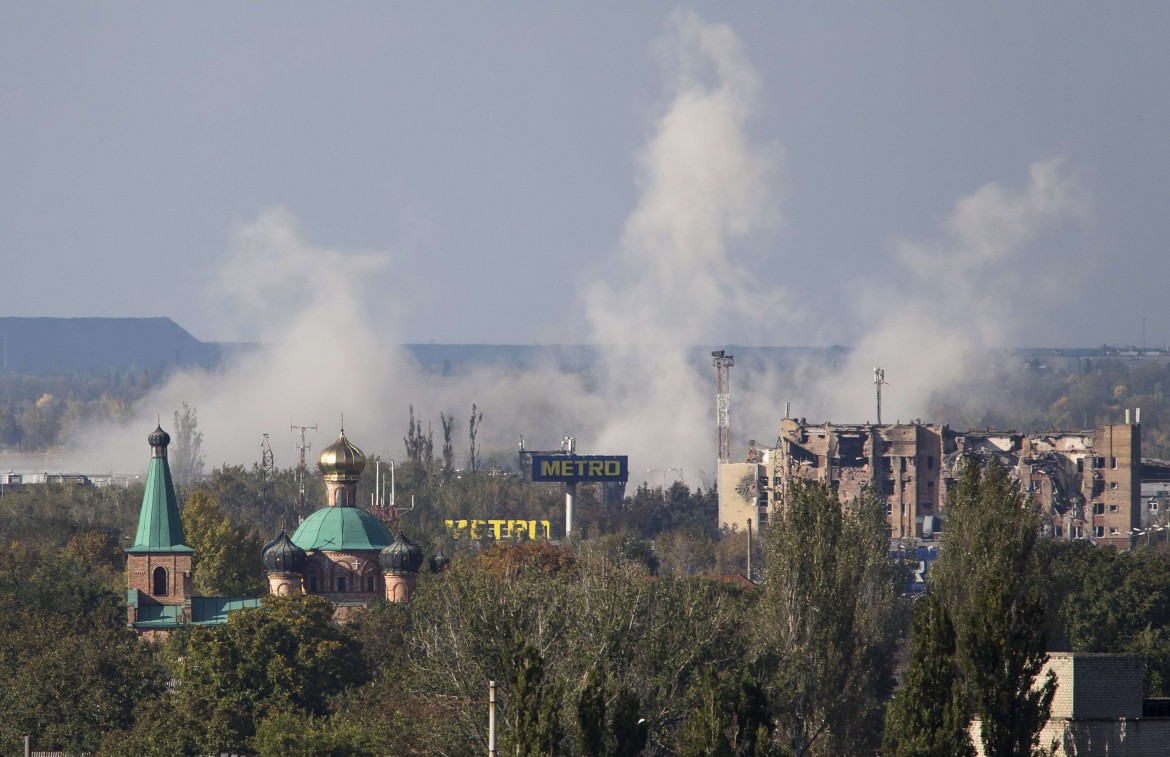 L’esercito di Kiev assedia Donetsk. Ucciso membro della Croce Rossa