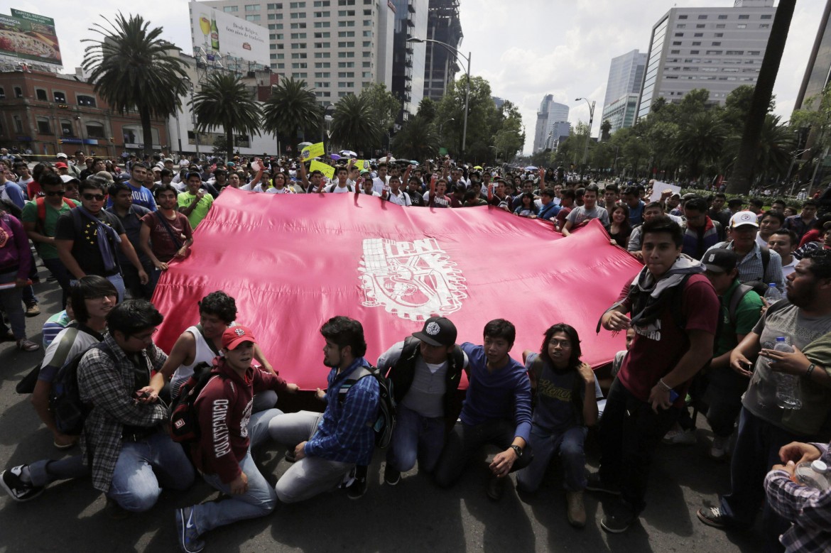Messico, sciopero a oltranza per gli studenti uccisi