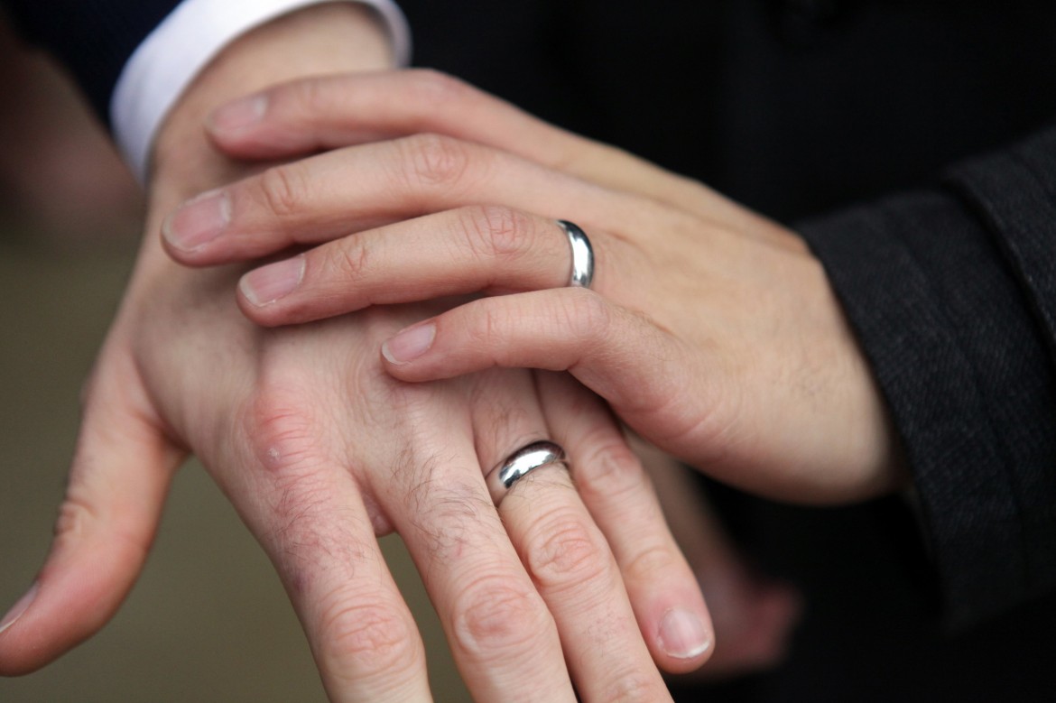 La prima coppia sposata all’estero: «Qui si gioca sulla nostra pelle»