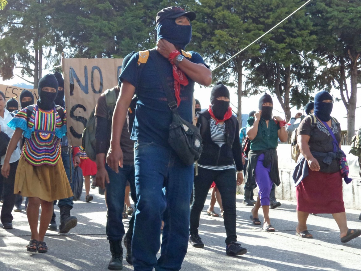 La marcia degli zapatisti contro il crimine di stato