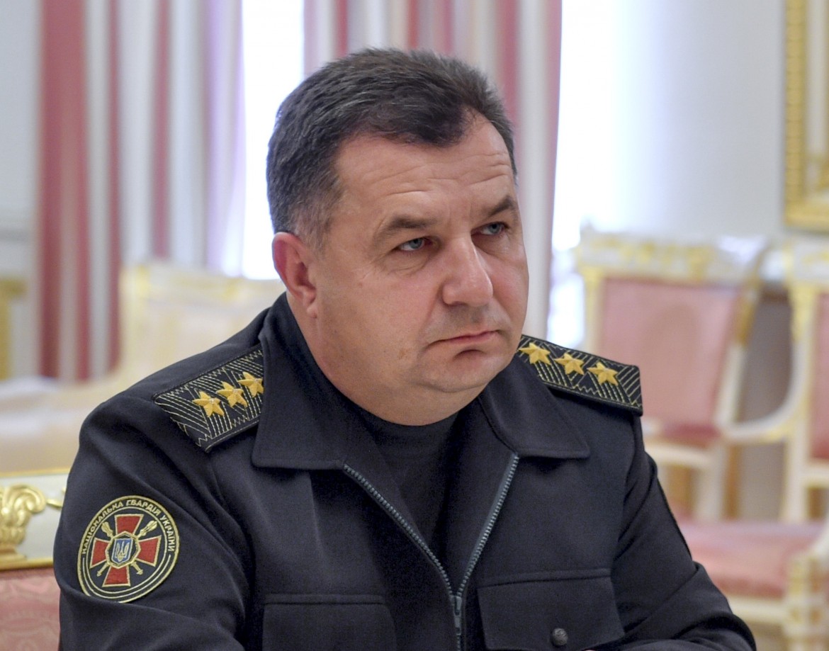 Kiev licenzia il ministro della difesa «da parata»