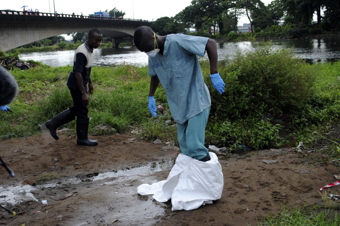 Gli operatori sanitari liberiani scioperano, Ebola no