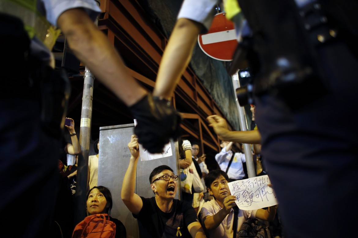 Scontri, pestaggi e 45 arresti. A Hong Kong sgomberato un ritrovo di Occupy