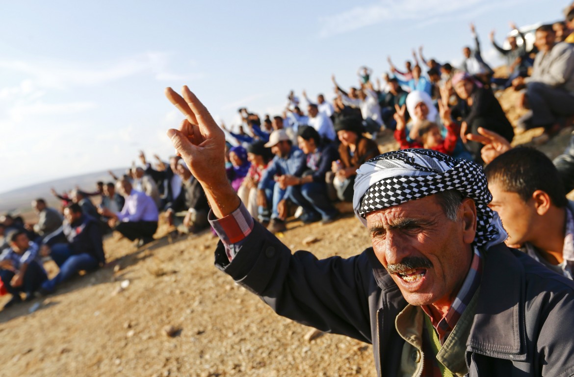 Kobane, i kurdi coordinano i raid Usa: islamisti arretrano