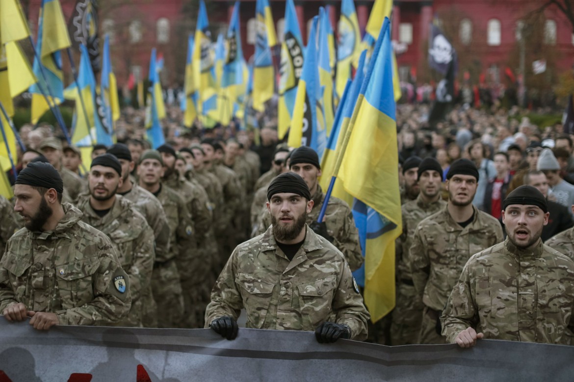 Il battaglione Azov addestra miliziani per la guerra
