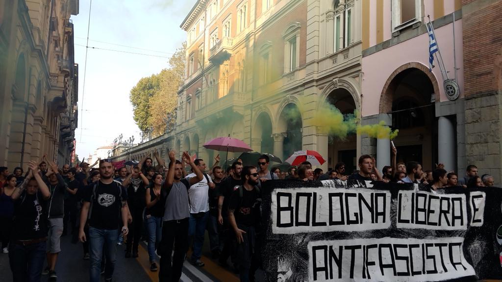 Bologna, caricato il corteo antirazzista, contestazione a Visco (Bankitalia)