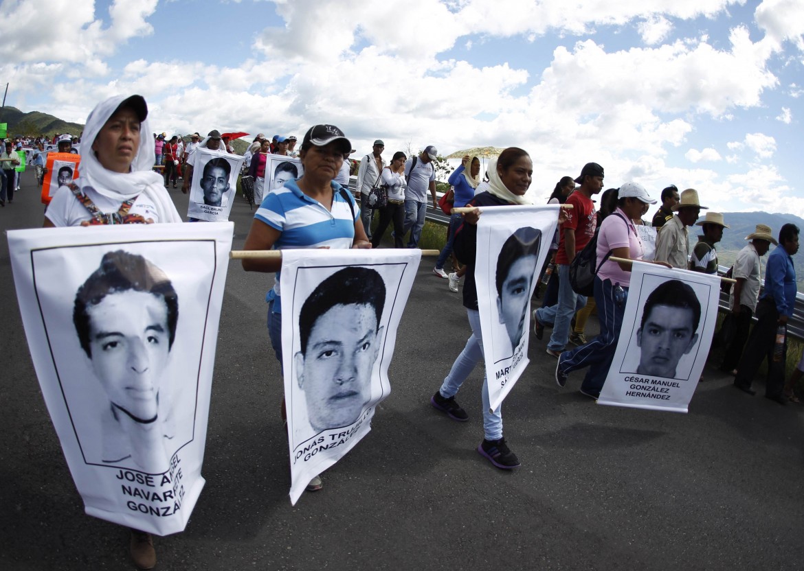 Studenti scomparsi in Messico: “Vivi li hanno presi e vivi li vogliamo”