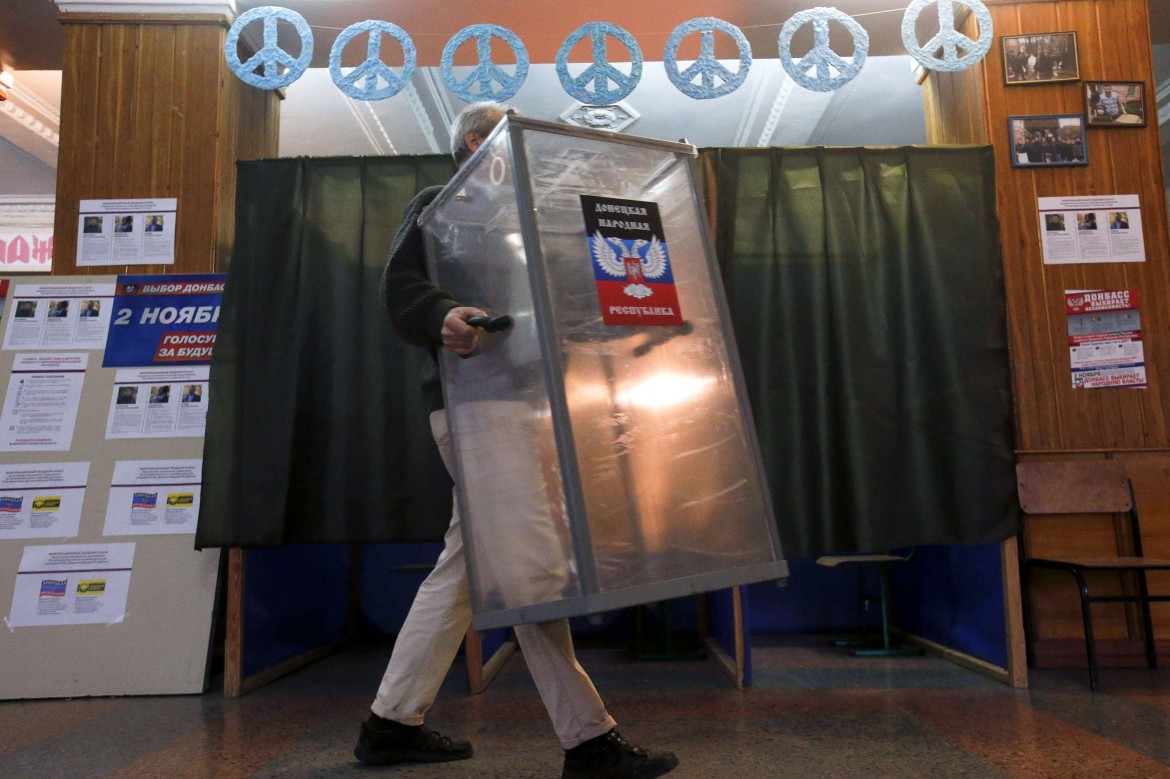 Donbass al voto sotto le cannonate
