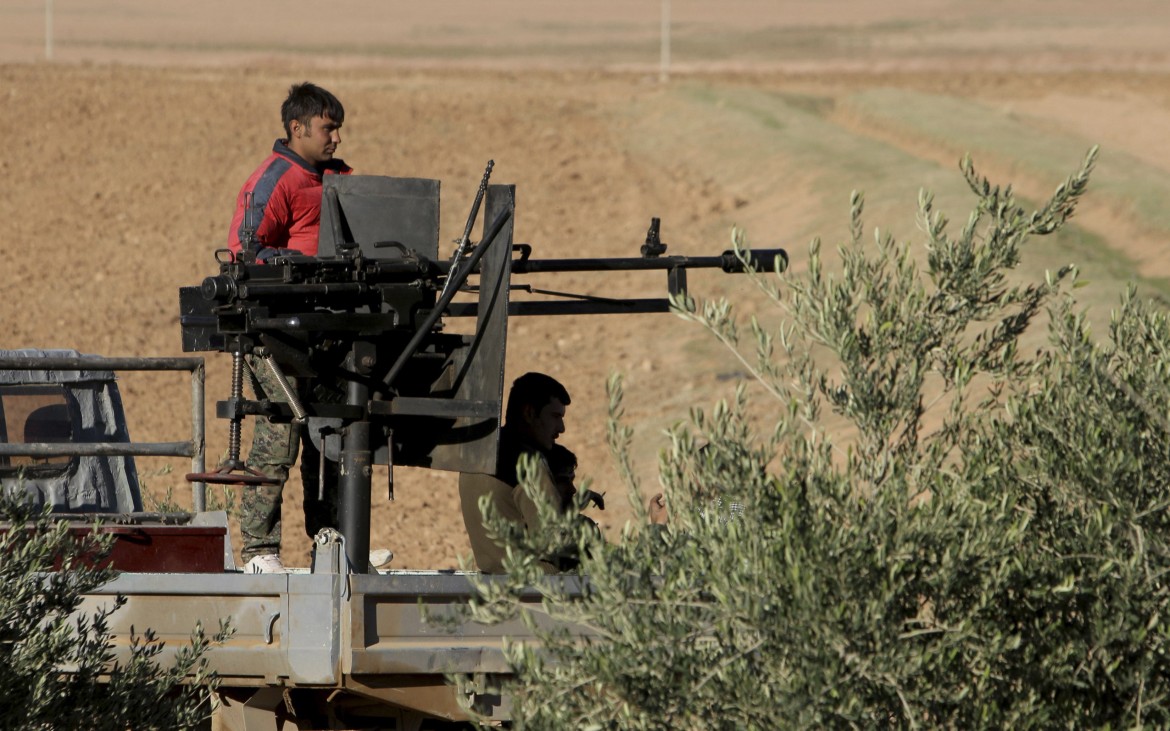 I kurdi avanzano ad Hasaka contro l’Isis e ora l’aviazione di Assad li bombarda