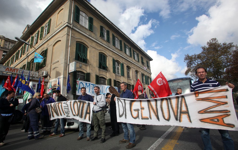 «No al modello Renzi», blindata la sede del Pd