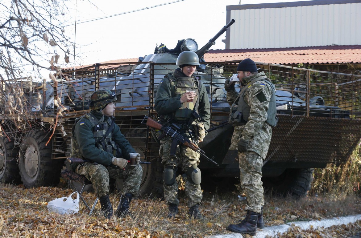 Kiev «invita» alla pace e bombarda il Donbass