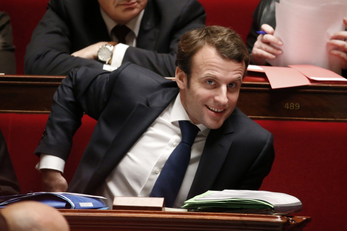 Macron dà le dimissioni, una sfida a Hollande