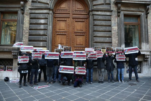 Blitz dello sciopero sociale al ministero del lavoro a Roma