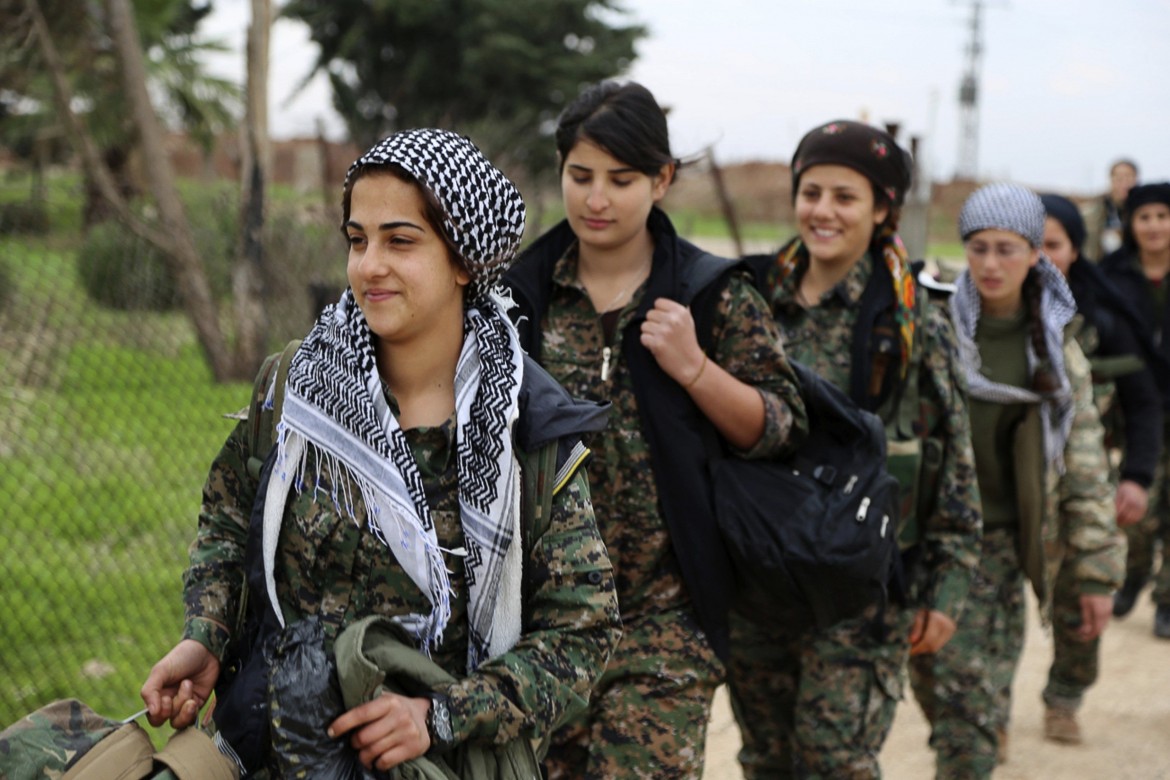 A Kobane un funerale al giorno, ma i kurdi avanzano
