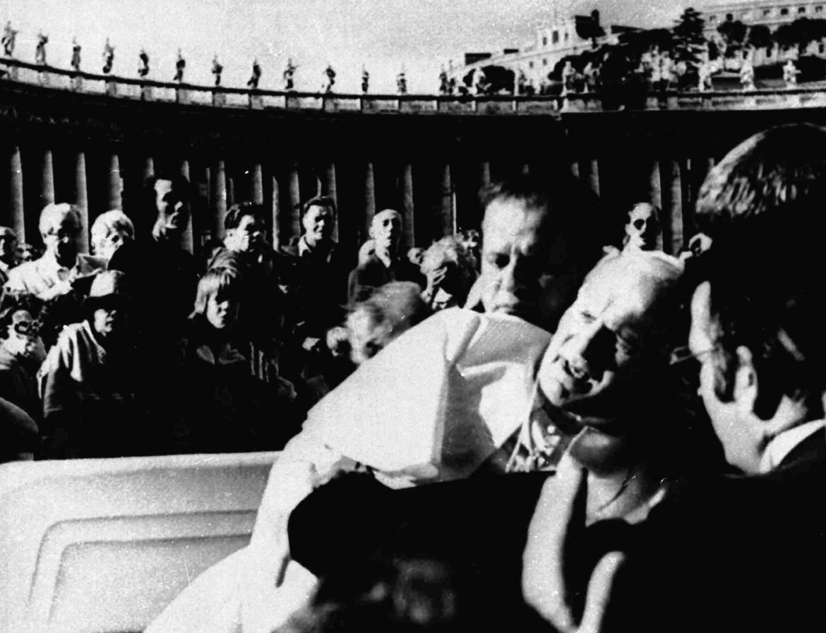 Ali Agca torna in Vaticano, fiori sulla tomba di Wojtyla