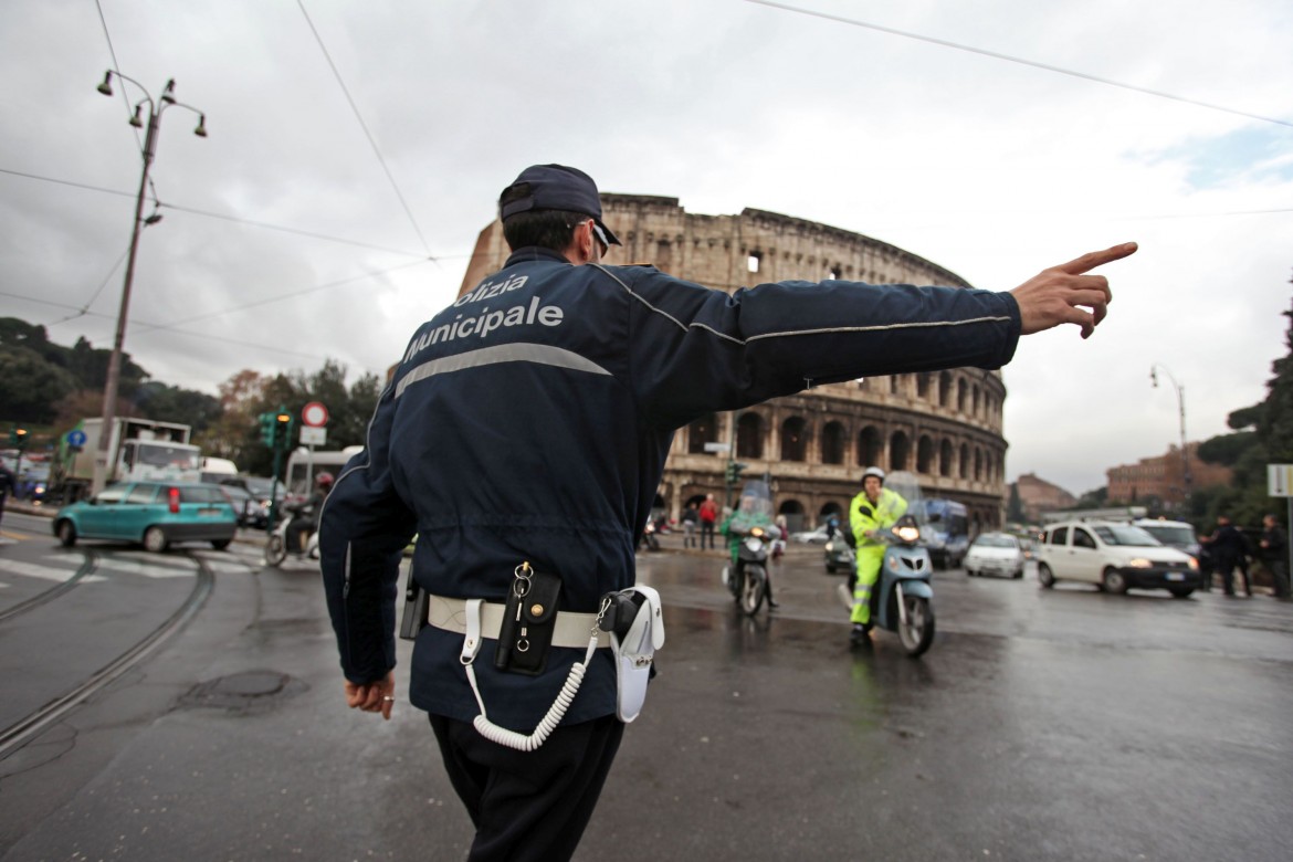 Roma e Milano mettono la pistola Taser in mano ai vigili