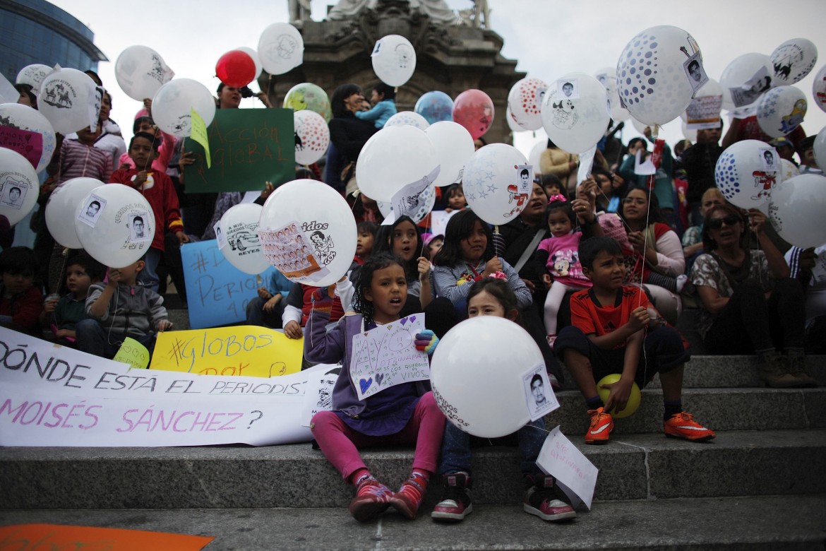 Messico: i 43 si cercano nelle caserme