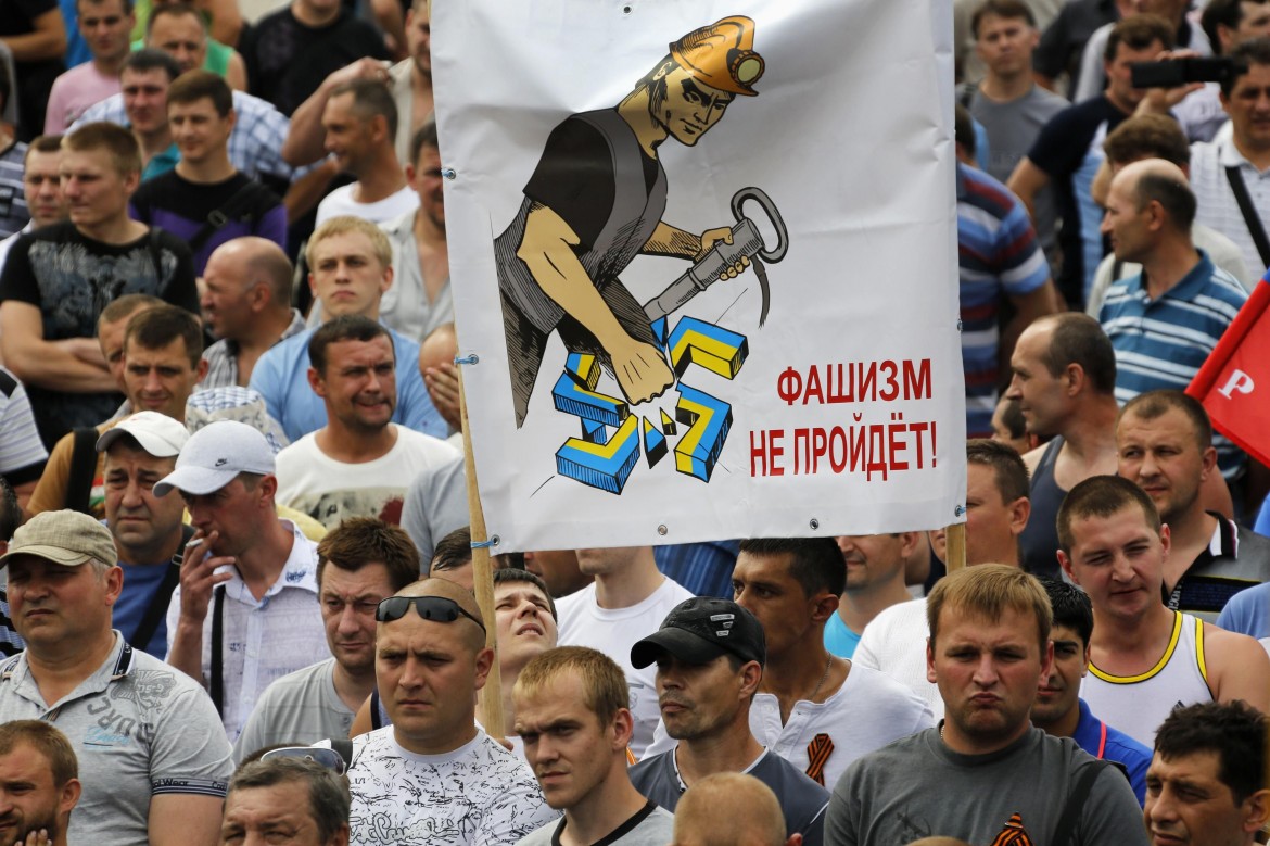 Gli operai ucraini stanno a guardare