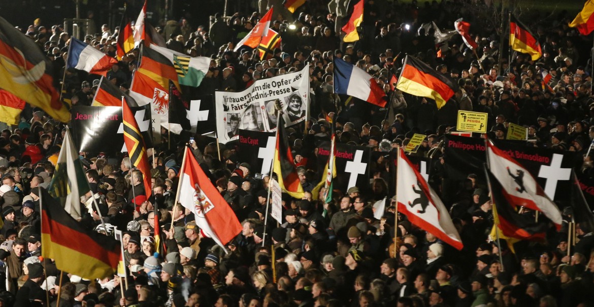 Islamofobi di Pegida a Dresda, ma sono di più gli antirazzisti