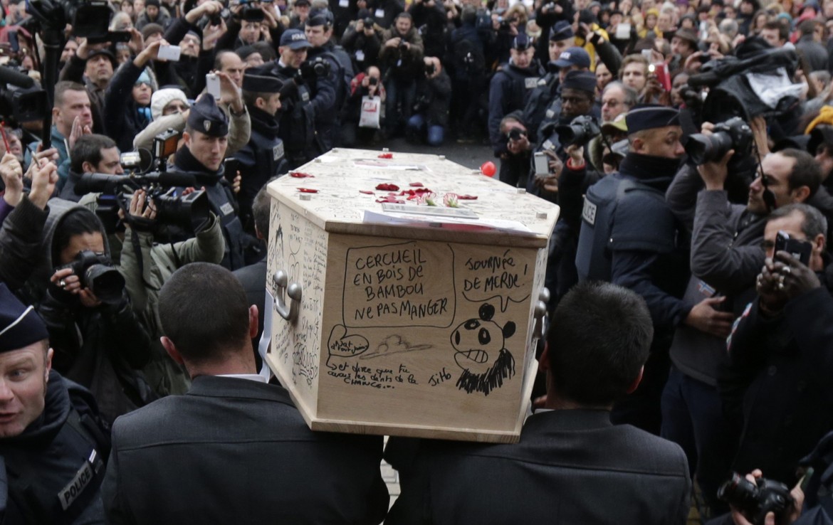 Hollande, funerali e portaerei