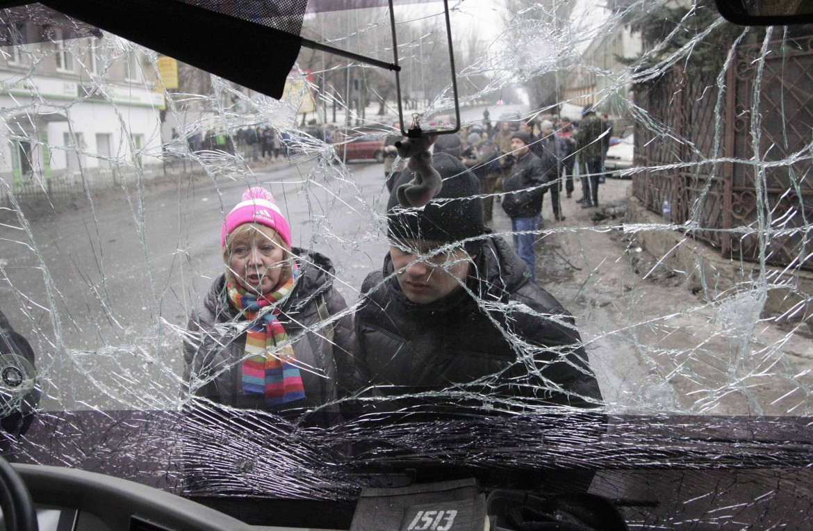 L’esercito ucraino bombarda, terrore a Donetsk