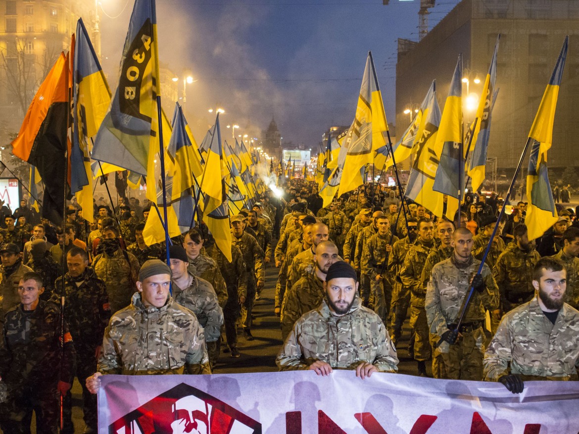 L’omaggio dei neonazisti ucraini a Bandera