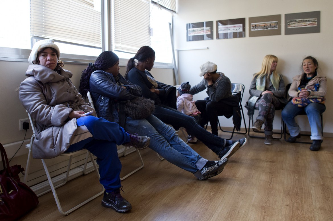 Spagna, lite governo-comunità sulla copertura sanitaria per i migranti