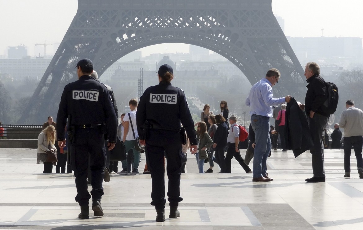 Sondaggio in Francia, più del 60%: «Meno liberi, più sicuri»