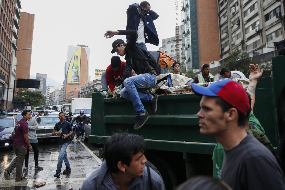 Caracas, sventato golpe contro Maduro. L’opposizione attacca, 8 feriti