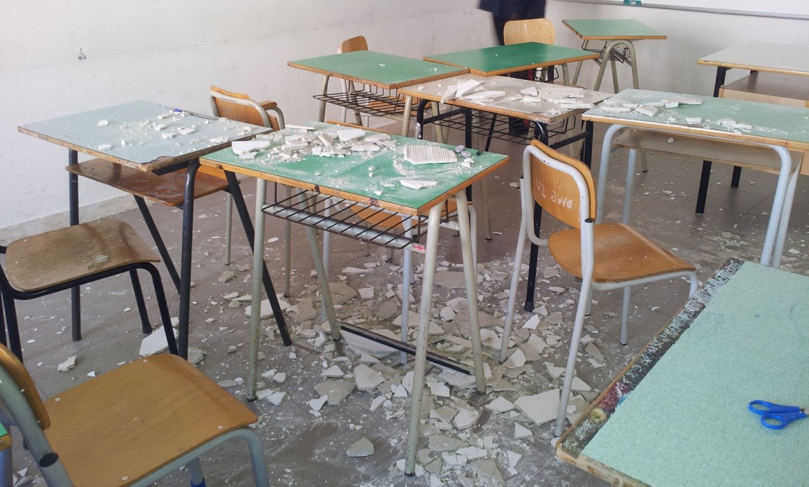 Pescara, tragedia sfiorata: crolla un soffitto, tre studenti feriti