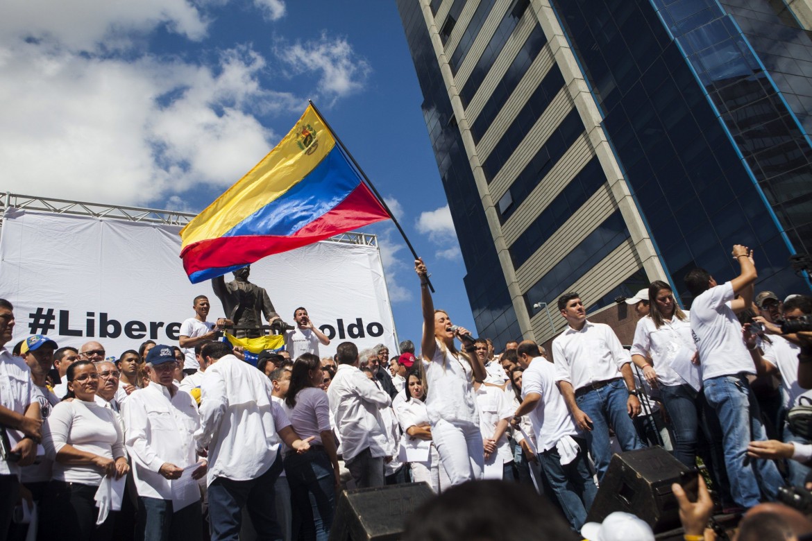 L’opposizione: in piazza contro «l’Argenzuela»