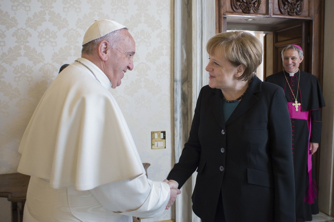 Il papa incontra Angela Merkel: «Pensate anche ai poveri»