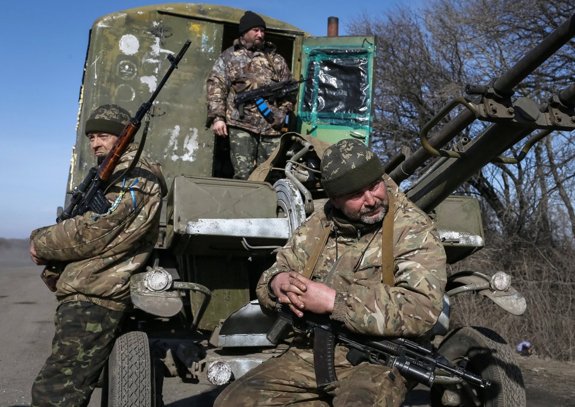 Poroshenko: «Non ritireremo  l’artiglieria pesante dal fronte»