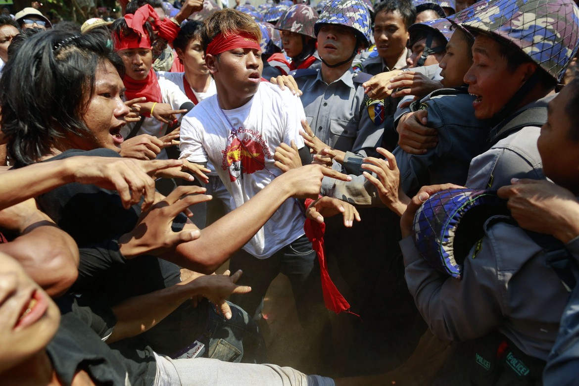 Myanmar, studenti in marcia: scontri e arresti