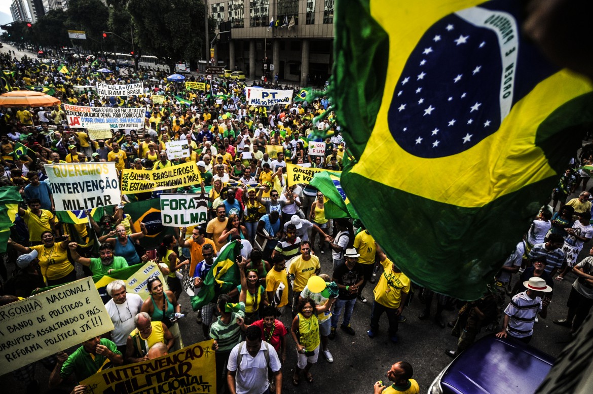 La destra: «Fuori Dilma,  vogliamo i militari»