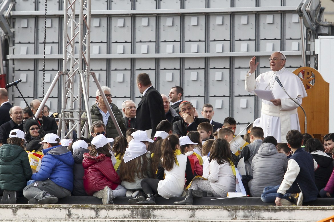 Il papa a Napoli: «Reagite alla camorra»